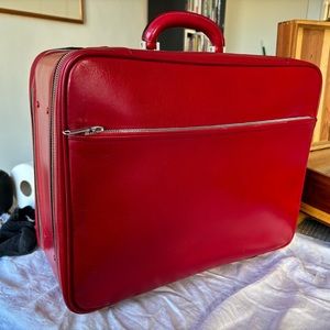 “Avietta 48” bag by the Milanese brand Valextra in red leather.